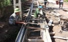 Xây dựng rãnh thoát nước dọc khu dân cư bản Pùng